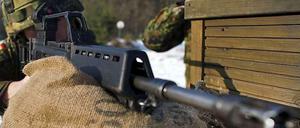 Da können die Soldaten noch so genau zielen: Das Sturmgewehr G36 (hier ein Bild von einer Übung) macht der Bundeswehr Sorgen.