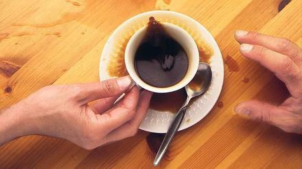Parkinson-Probleme im Alltag: Kaffee wird verschüttet, weil die Hand zittert.
