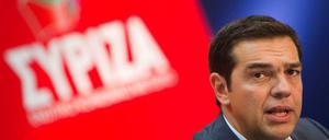Alexis Tsipras will gegen Korruption vorgehen - ein Skandal um seine Minister ist da eine Katastrophe. Noch stellt sich der Syriza-Chef vor Giorgos Katrougalos.