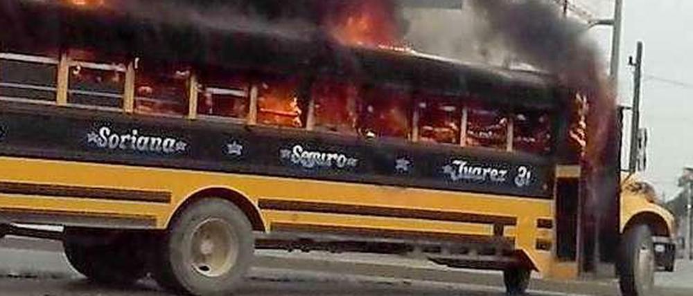 Die Mitglieder des Golf-Kartells setzten brennende Fahrzeuge als Straßenblockaden ein