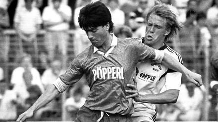 Joachim Löw (vorn) als Spieler des SC Freiburg im Duell mit Thorsten Schlumberger von Blau-Weiß 90.