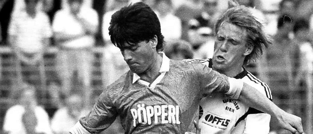 Joachim Löw (vorn) als Spieler des SC Freiburg im Duell mit Thorsten Schlumberger von Blau-Weiß 90.