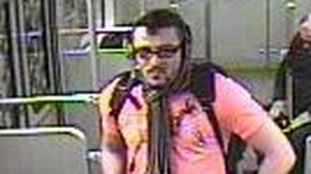 Handyraub in der U-Bahn: Polizei sucht diesen Mann.