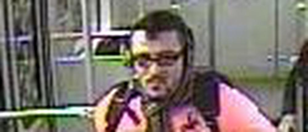 Handyraub in der U-Bahn: Polizei sucht diesen Mann.