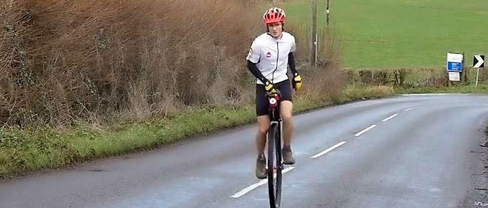 Ed Pratt auf seinem Einrad. Auf Youtube dokumentiert der Brite seinen Versuch, die Welt zu umrunden. 