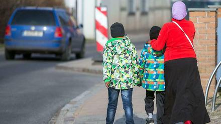 Eine ausländische Familie in Bützow (Mecklenburg-Vorpommern). Dort engagiert sich die Initiative "Eine Blume für Bützow" für die Flüchtlinge.