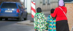 Eine ausländische Familie in Bützow (Mecklenburg-Vorpommern). Dort engagiert sich die Initiative "Eine Blume für Bützow" für die Flüchtlinge.
