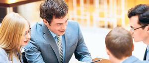 Hinter der Fassade. Die Tester finden schnell heraus, wenn sich jemand im Rollenspiel, in Diskussionen oder bei der Selbstpräsentation verstellt. 