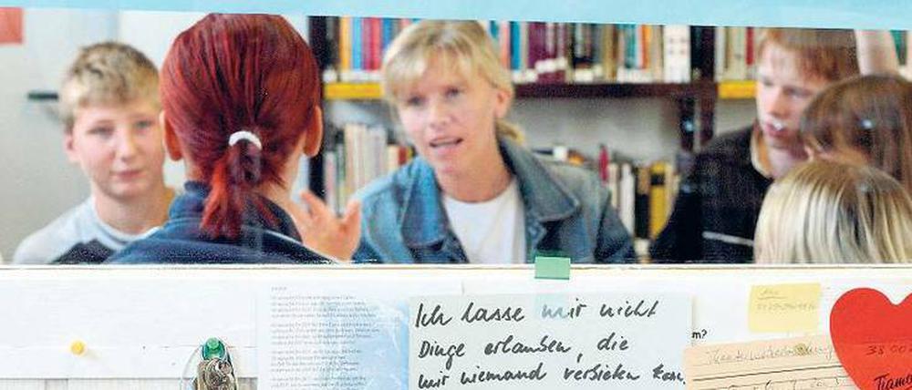 Diskussionsfreudig sollten angehende Sozialpädagogen sein, die später mit Jugendlichen arbeiten wollen. Eine frühe Spezialisierung, zum Beispiel durch Praktika, hilft bei der Jobsuche.