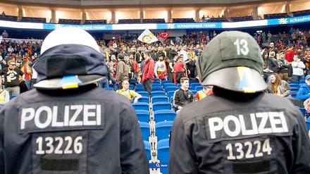 Behelmte Polizei beim Basketball - das sieht man, zumindest in Deutschland, auch nicht alle Tage. Bei Alba Berlin gegen Galatasaray Istanbul war es soweit.