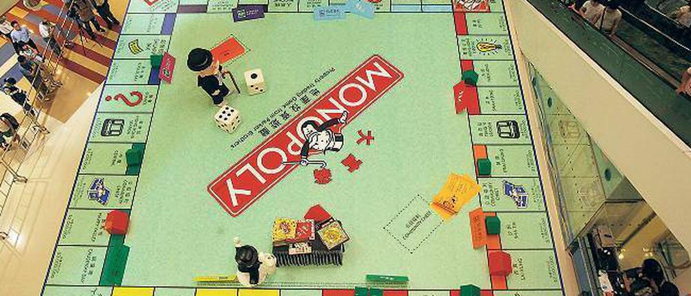 „Monopoly...die an der Schloßallee verlangen viel zu viel“. Die Klaus-Lage-Band hat das Spiel in einem Song verarbeitet. In Hongkong wurde bei einer Präsentation vor einigen Jahren ein gigantisches Spielbrett nachgebaut. 