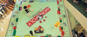 „Monopoly...die an der Schloßallee verlangen viel zu viel“. Die Klaus-Lage-Band hat das Spiel in einem Song verarbeitet. In Hongkong wurde bei einer Präsentation vor einigen Jahren ein gigantisches Spielbrett nachgebaut. 