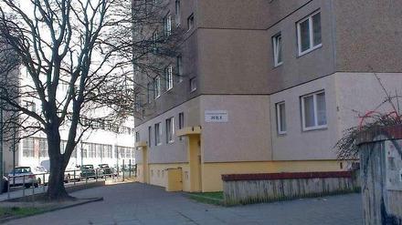 Vor diesem Haus in Friedrichshain spielten die Kinder, als sie plötzlich aus dem 2. Stock beschossen wurden.