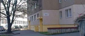 Vor diesem Haus in Friedrichshain spielten die Kinder, als sie plötzlich aus dem 2. Stock beschossen wurden.