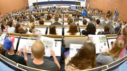 Studierende sitzen in einem Hörsaal.