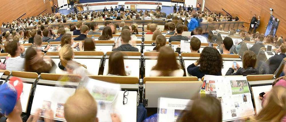 Studierende sitzen in einem Hörsaal.