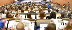 Studierende sitzen in einem Hörsaal.