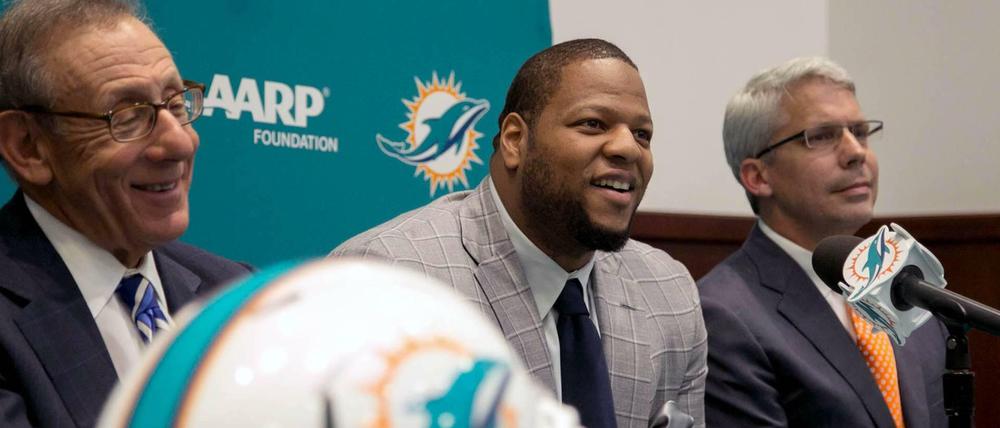 Neue Helme passen gut. Ndamukong Suh (M.) ist seit kurzem der am besten verdienende Verteidiger der NFL-Geschichte.