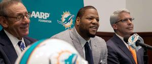 Neue Helme passen gut. Ndamukong Suh (M.) ist seit kurzem der am besten verdienende Verteidiger der NFL-Geschichte. 