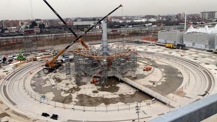 Work in progress. Der italienische Pavillon in Mailand. Das Foto wurde Ende Februar gemacht. Am 1. Mai startet die Expo.