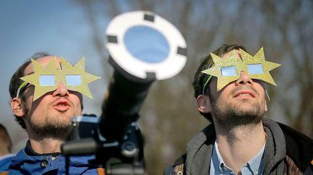 Zackig. Im Planetarium am Insulaner bewiesen diese Sofi-Gucker ein besonderes Stilgefühl.