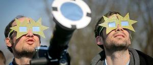 Zackig. Im Planetarium am Insulaner bewiesen diese Sofi-Gucker ein besonderes Stilgefühl.