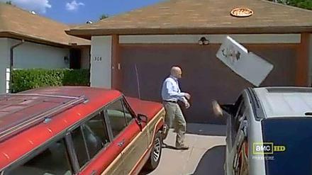 Eine Szene aus der Serie "Breaking Bad": Hauptfigur Walter wirft eine Pizza auf das Garagendach seiner Ehefrau. 
