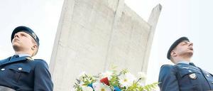 Zwei US-amerikanische Soldaten stehen am Denkmal für die Berliner Luftbrücke stramm.