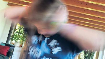 Außer Rand und Band. Ob ein Kind zum Zappelphilipp-Syndrom neigt, lässt sich schon früh erkennen: Sie spielen mit wenig Ausdauer und Intensität. Mit spielerischen Übungen, durch die Kinder Konzentration lernen, können Eltern schon früh gegensteuern. 
