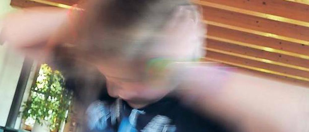 Außer Rand und Band. Ob ein Kind zum Zappelphilipp-Syndrom neigt, lässt sich schon früh erkennen: Sie spielen mit wenig Ausdauer und Intensität. Mit spielerischen Übungen, durch die Kinder Konzentration lernen, können Eltern schon früh gegensteuern.