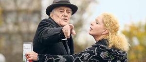 Hiergeblieben. Pflegerin Dagmar (Eva Gosciejewicz) hindert Senior Oleg Kindrachuk (Ryszard Ronczewski) am Verlassen des Heims.