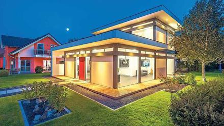Lichtblick im Neubaugebiet. Häuser mit viel Holz müssen nicht altbacken wirken. Wer mag, schafft bewusst Kontraste mit Materialien wie Stahl oder Beton.