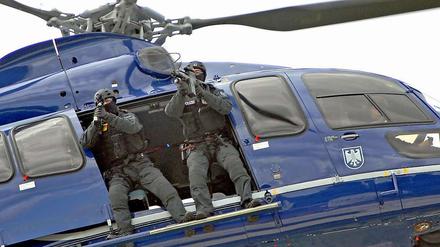 Zwei Schützen der Spezialeinheit GSG 9 der Bundespolizei bei einer Vorführung im Juni 2010.