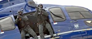 Zwei Schützen der Spezialeinheit GSG 9 der Bundespolizei bei einer Vorführung im Juni 2010. 