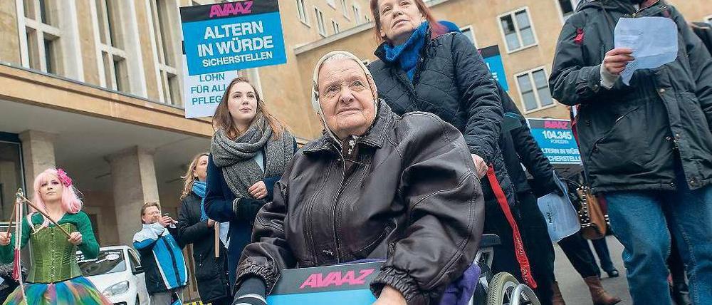 Für ein Altern in Würde. Demonstranten vor dem Tagungsort des Deutschen Pflegetages in Berlin-Tempelhof.