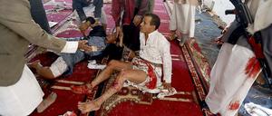 Verletzte nach dem Selbstmordanschlag in einer der beiden Moscheen in Sanaa.