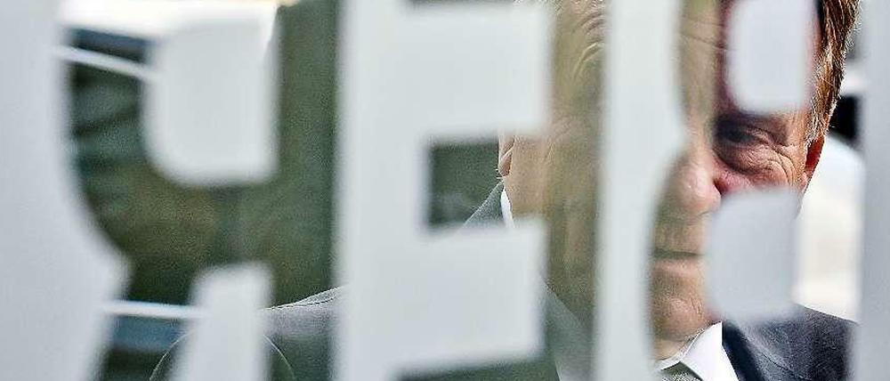 Tusch zum Schluss: Der scheidende Flughafen-Chef Hartmut Mehdorn warnt davor, dass dem BER das Geld ausgehen und die Baustelle stillgelegt werden könnte.