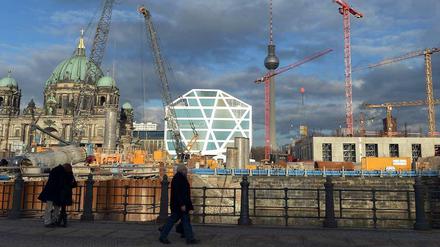 Der Regierende und womöglich auch diese Passanten fragen (sich): Was soll denn nun rein ins neue alte Stadtschloss?