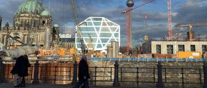 Der Regierende und womöglich auch diese Passanten fragen (sich): Was soll denn nun rein ins neue alte Stadtschloss?