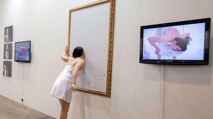 Die türkische Performance-Künstlerin Nezaket Ekici mit ihrem Beitrag "Emotion in Motion" auf der Art Basel Hongkong.