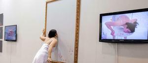 Die türkische Performance-Künstlerin Nezaket Ekici mit ihrem Beitrag "Emotion in Motion" auf der Art Basel Hongkong.