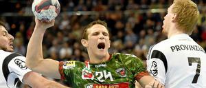 Kein Durchkommen: Die Kieler Domagoj Duvnjak (l.) und Rene Toft Hansen (r.) nehmen Bartlomiej Jaszka aus Berlin in die Mitte.