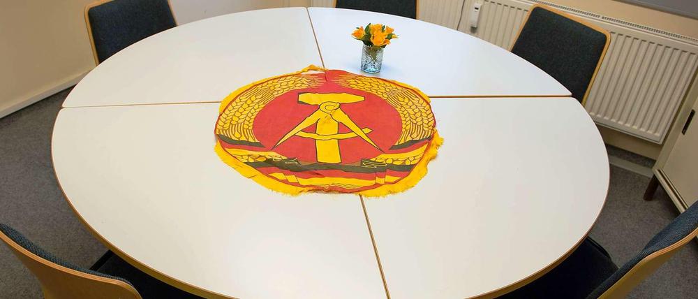 Mit Hammer und Zirkel. Tischschmuck in der DDR.