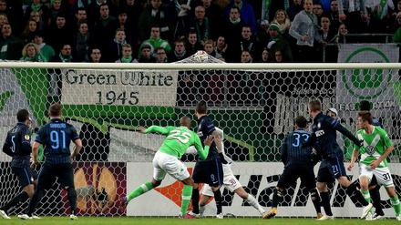 Der Anfang von der Wende: Naldo (M.) erzielt das 1:1 für die Wolfsburger gegen Inter Mailand.