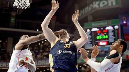 Aufs Maul: Madrids Kelvin Rivers (l.) schlägt Alba Berlins Jannik Freese im Eifer des Gefechts ins Gesicht, sodass sich sogar Reals Gustavo Ayon (r.) erschreckt.