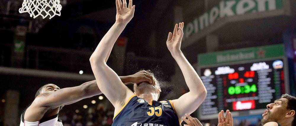 Aufs Maul: Madrids Kelvin Rivers (l.) schlägt Alba Berlins Jannik Freese im Eifer des Gefechts ins Gesicht, sodass sich sogar Reals Gustavo Ayon (r.) erschreckt.