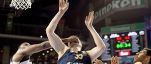 Aufs Maul: Madrids Kelvin Rivers (l.) schlägt Alba Berlins Jannik Freese im Eifer des Gefechts ins Gesicht, sodass sich sogar Reals Gustavo Ayon (r.) erschreckt.
