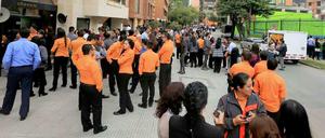 Menschen in Bogotá warten vor einem Gebäude. Ein Erdbeben hat Kolumbien erschüttert. 
