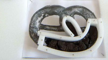 Eine 250 Jahre alte Brotzeit ist von Archäologen in Regensburg gefunden worden. Darunter auch eine Bretzel, wie hier zu sehen. 