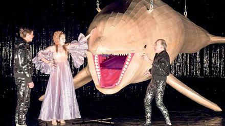 „Es gibt dich nicht mehr – begehrenstechnisch“. Franz Beil, Lilith Stangenberg und Martin Wuttke (v. l.).